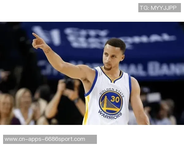 库里半场表现亮眼砍下15分5板4助助力球队取得领先