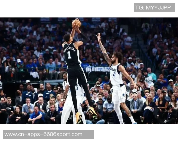 锡安上半场表现抢眼15分钟内贡献8分9板3助3断2帽展现实力